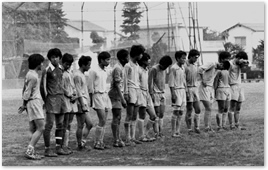 高松高校サッカー部時代（左から2番目）